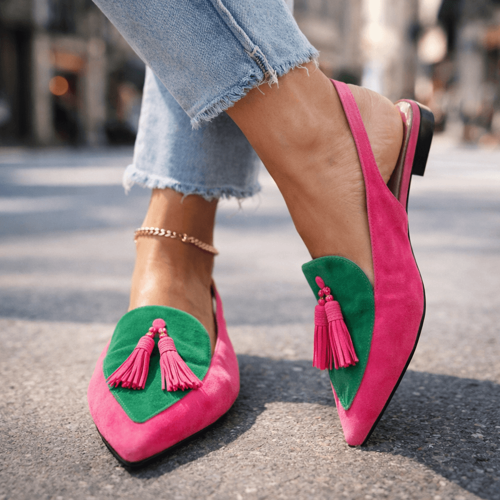 Mules bicolores para mujer: elegantes con pompones modernos