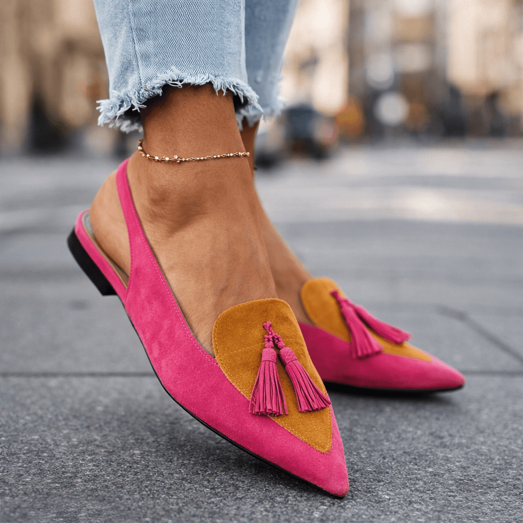 Mules bicolores para mujer: elegantes con pompones modernos