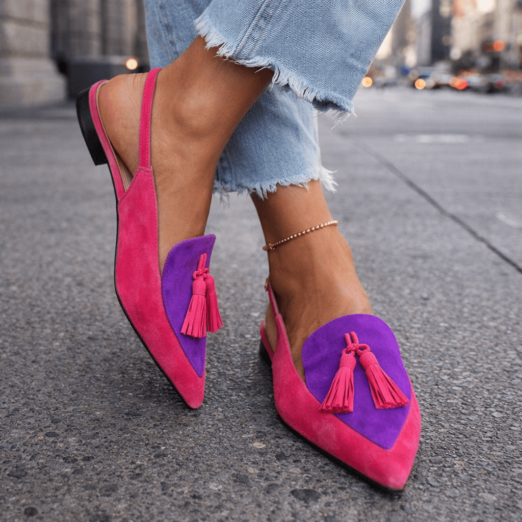 Mules bicolores para mujer: elegantes con pompones modernos