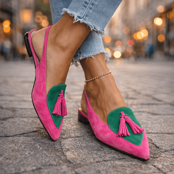 Mules bicolores para mujer: elegantes con pompones modernos
