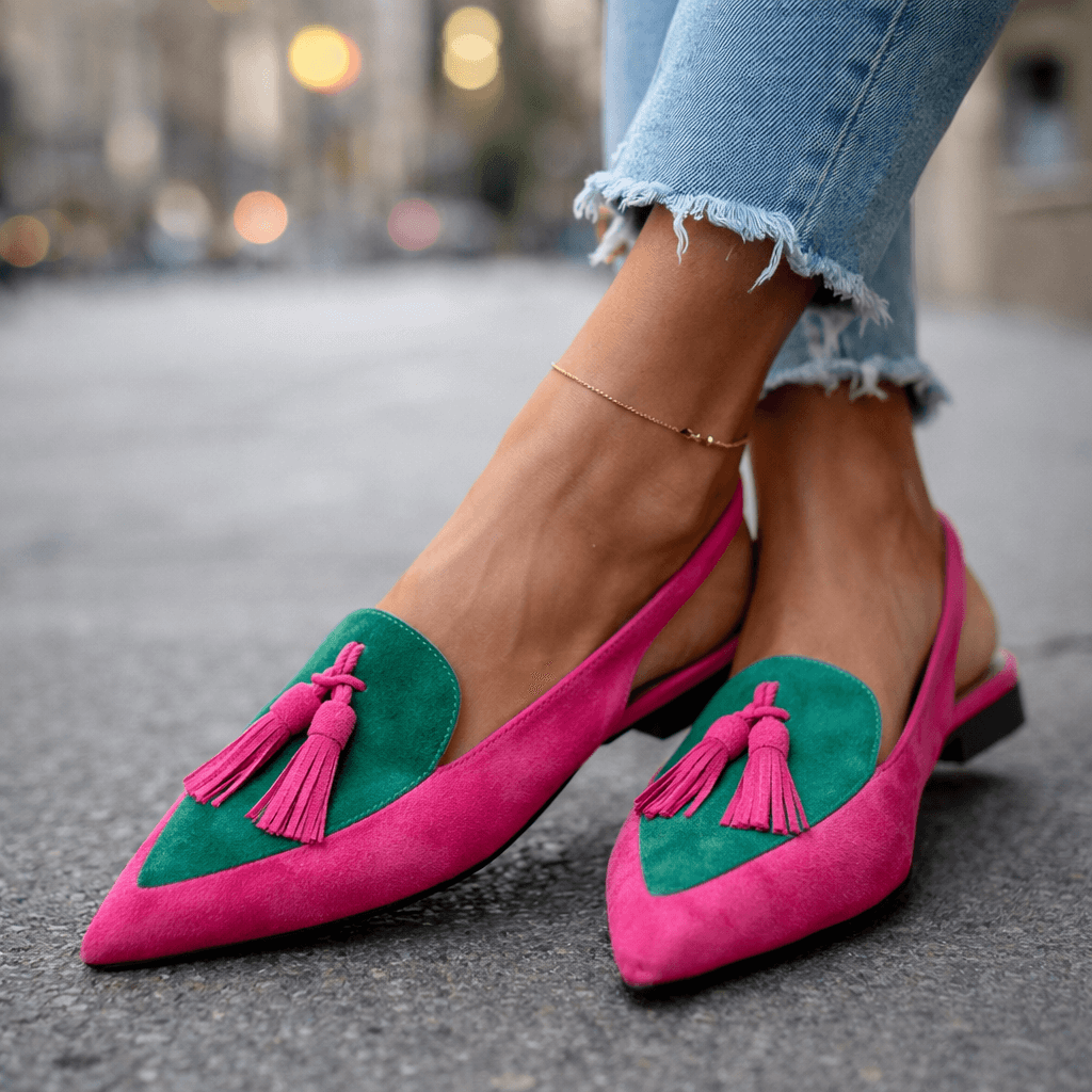 Mules bicolores para mujer: elegantes con pompones modernos