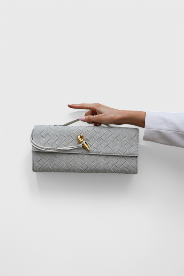 Bolso de hombro elegante en beige para mujer, clásico en ante con detalle dorado