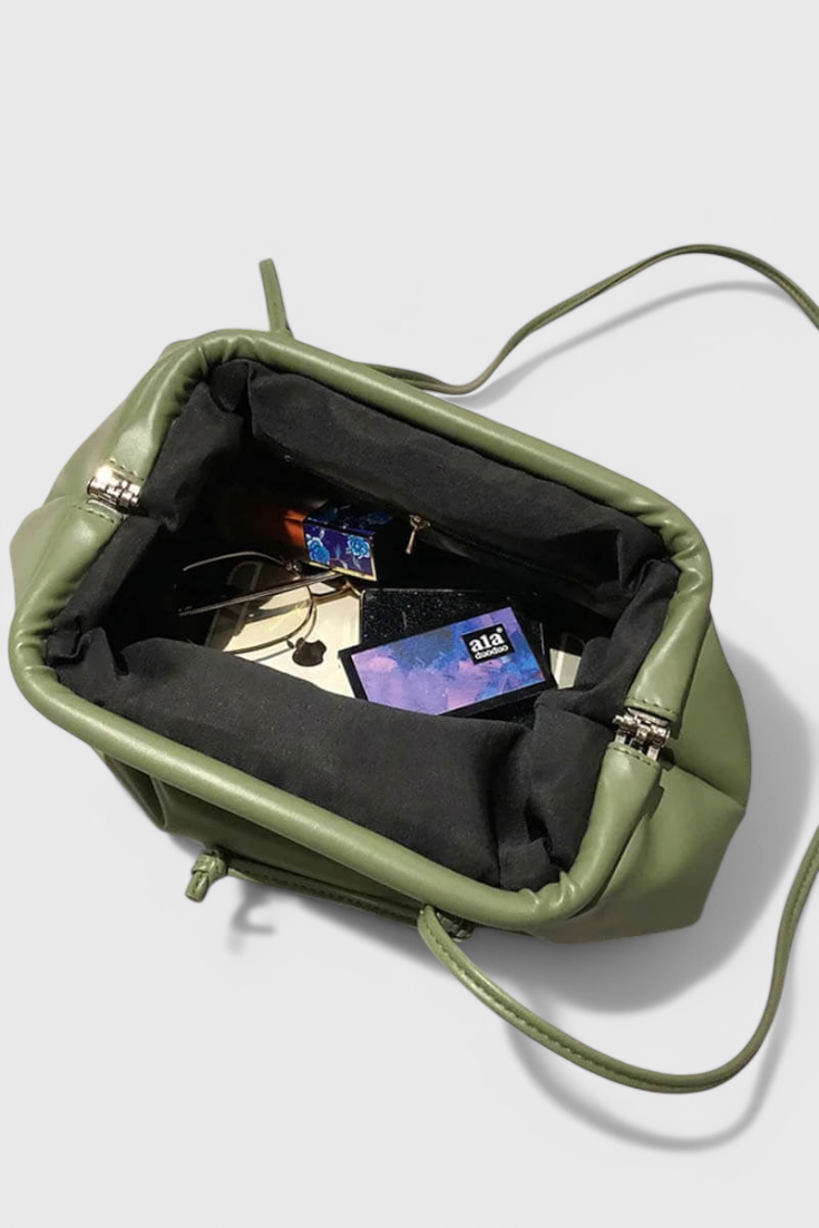 Bolso cruzado para mujer en burdeos, elegante y compacto, tipo pouch de cuero vegano