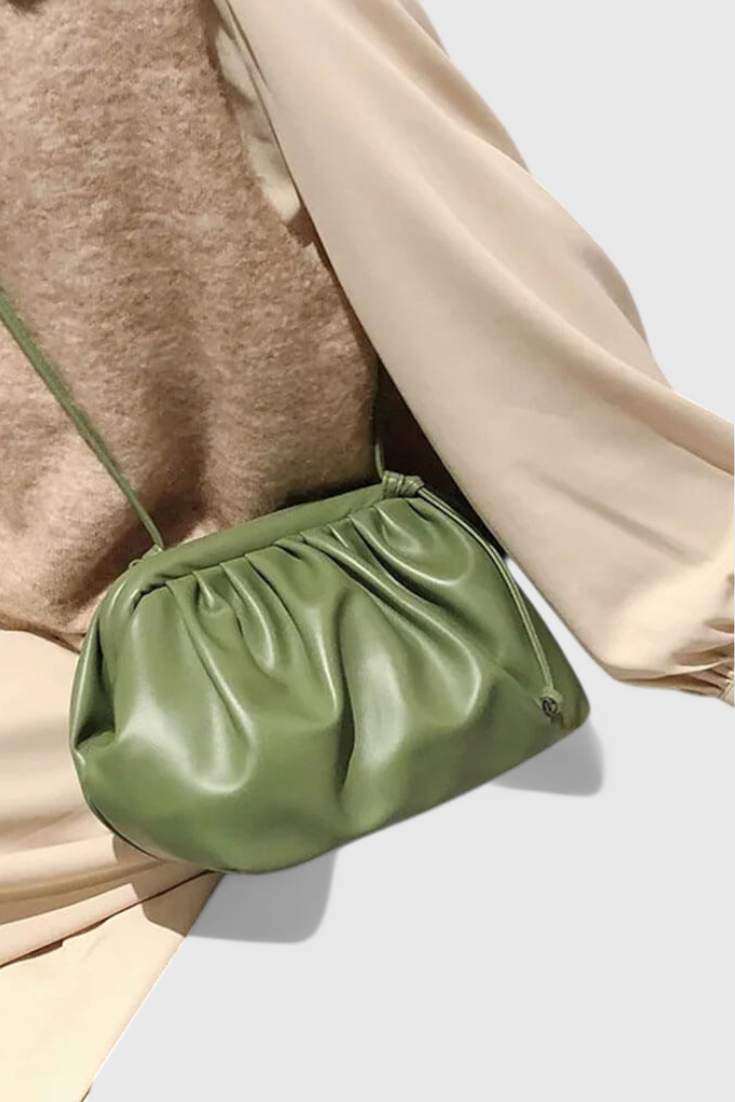 Bolso cruzado para mujer en burdeos, elegante y compacto, tipo pouch de cuero vegano