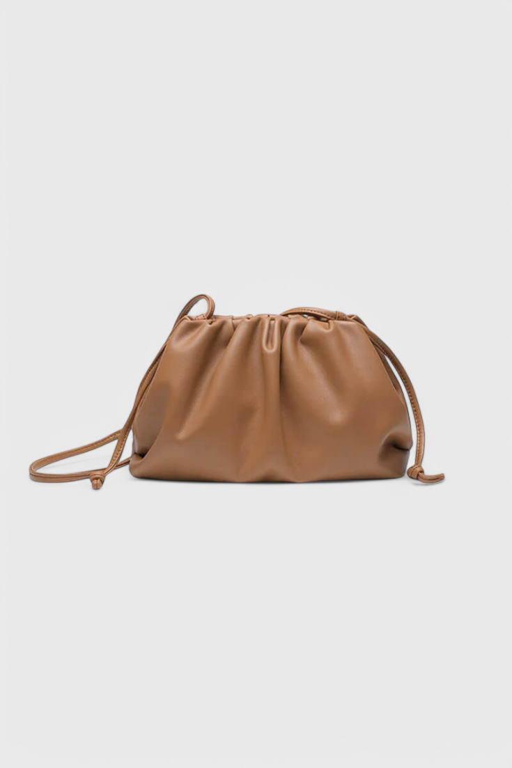 Bolso cruzado para mujer en burdeos, elegante y compacto, tipo pouch de cuero vegano