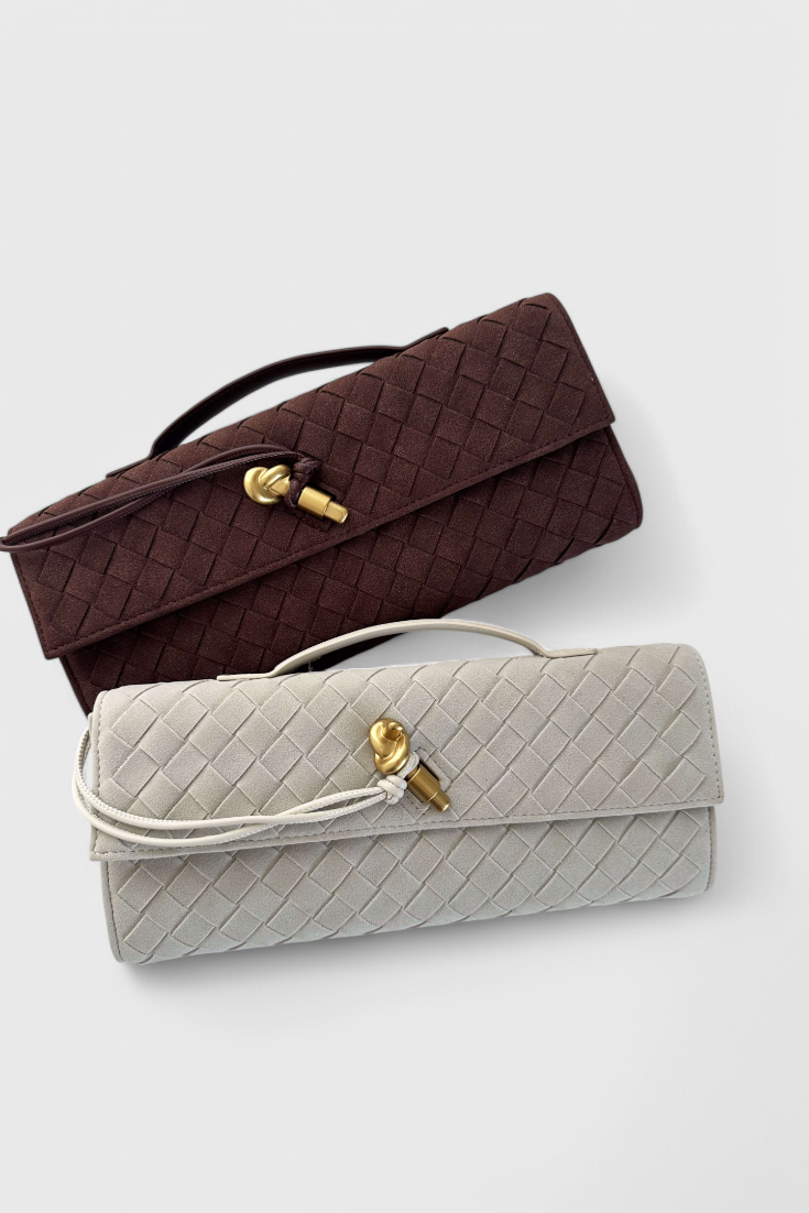 Bolso de hombro elegante en beige para mujer, clásico en ante con detalle dorado