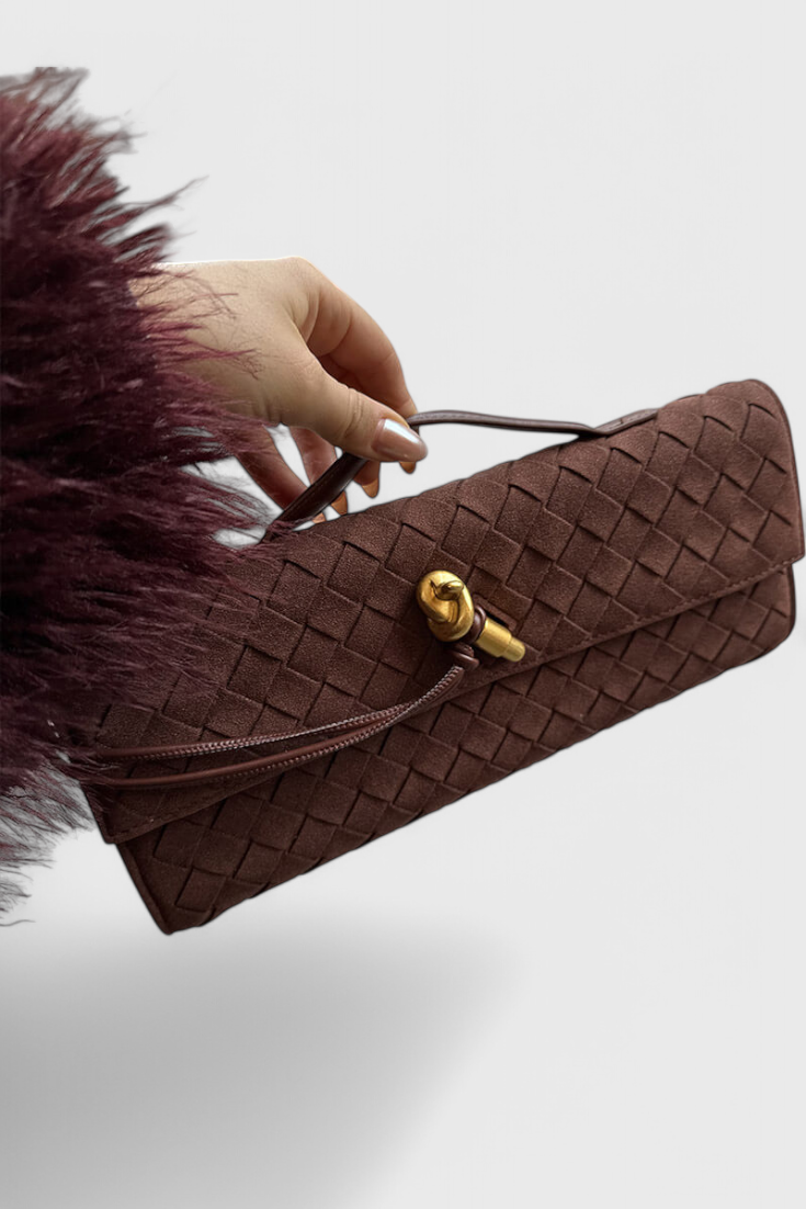 Bolso de hombro elegante en beige para mujer, clásico en ante con detalle dorado