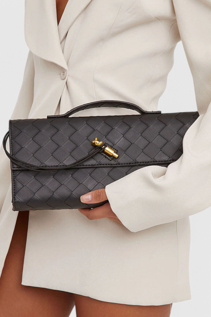 Clutch verde elegante para mujer — bolso baguette de cuero vegano con correa