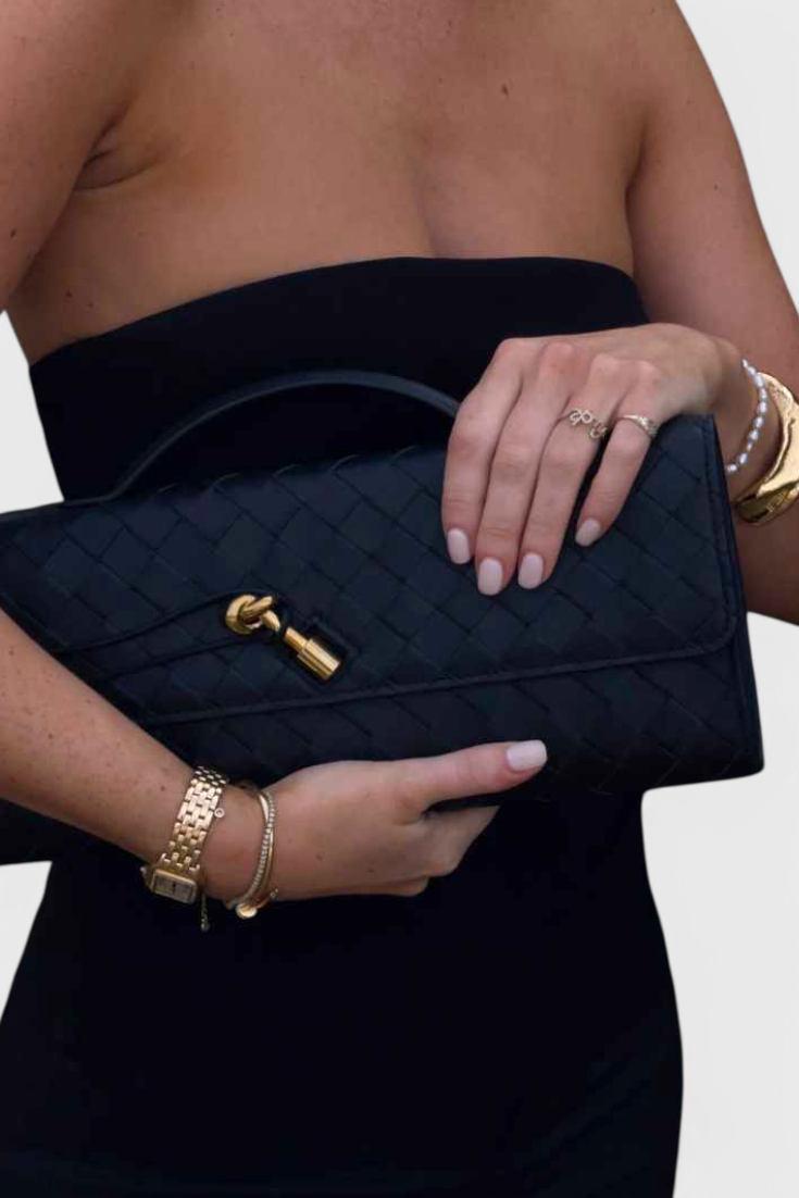 Clutch verde elegante para mujer — bolso baguette de cuero vegano con correa