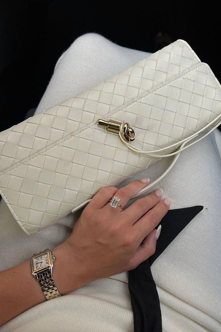 Clutch verde elegante para mujer — bolso baguette de cuero vegano con correa