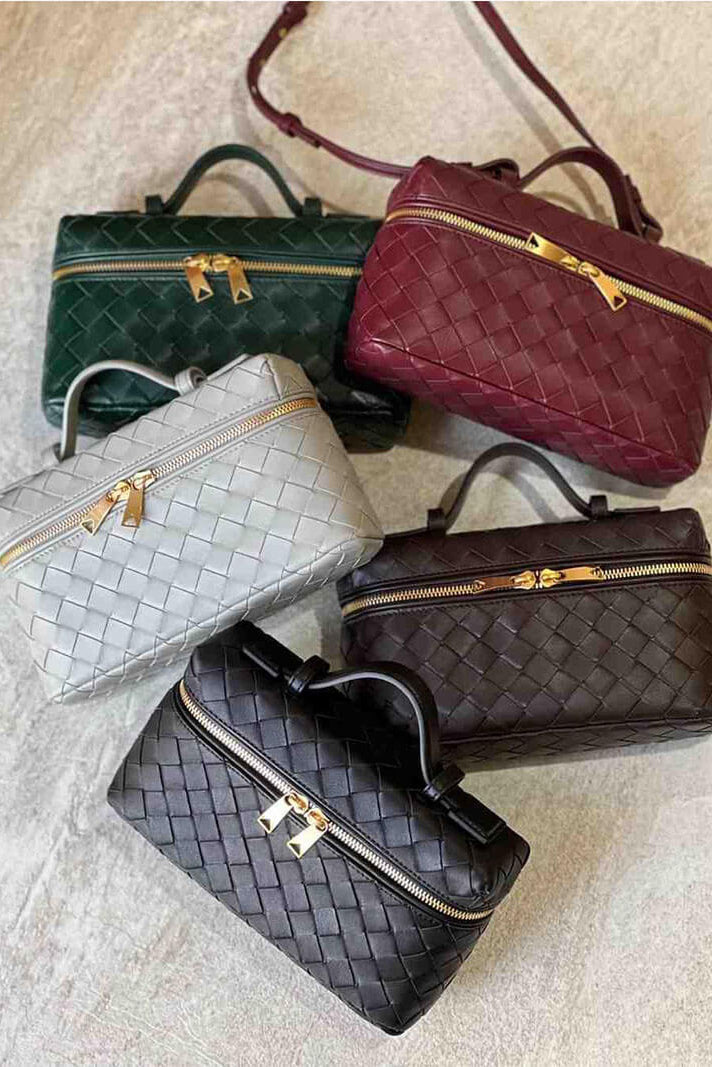 Bolso Mini Negro para Mujer - Elegante y Compacto, Cuero Vegano Tejido con Detalles Dorados
