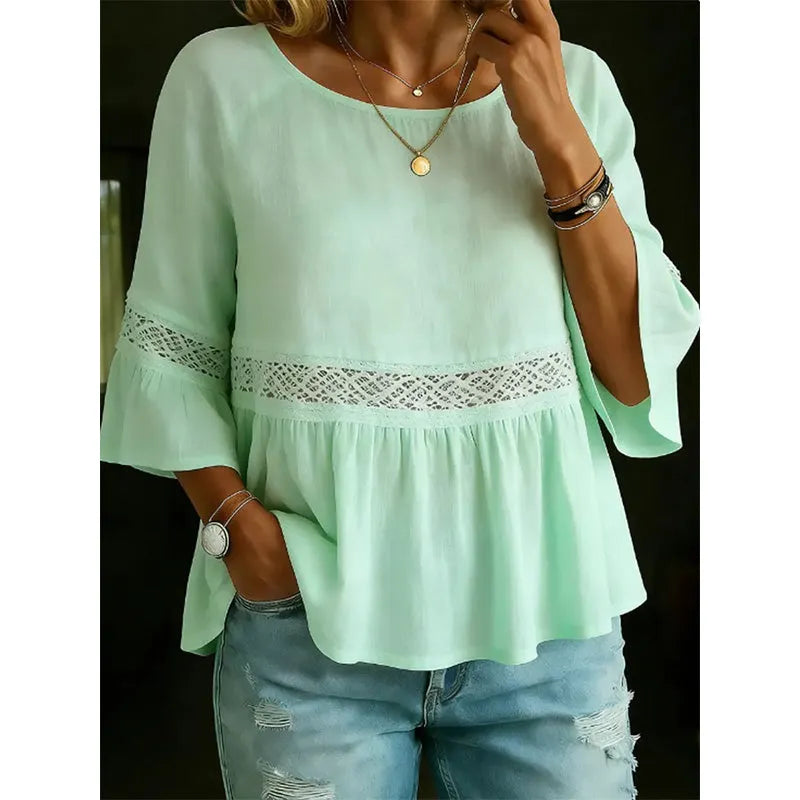 Blusa para mujer con delicado encaje y corte peplum de caída fluida