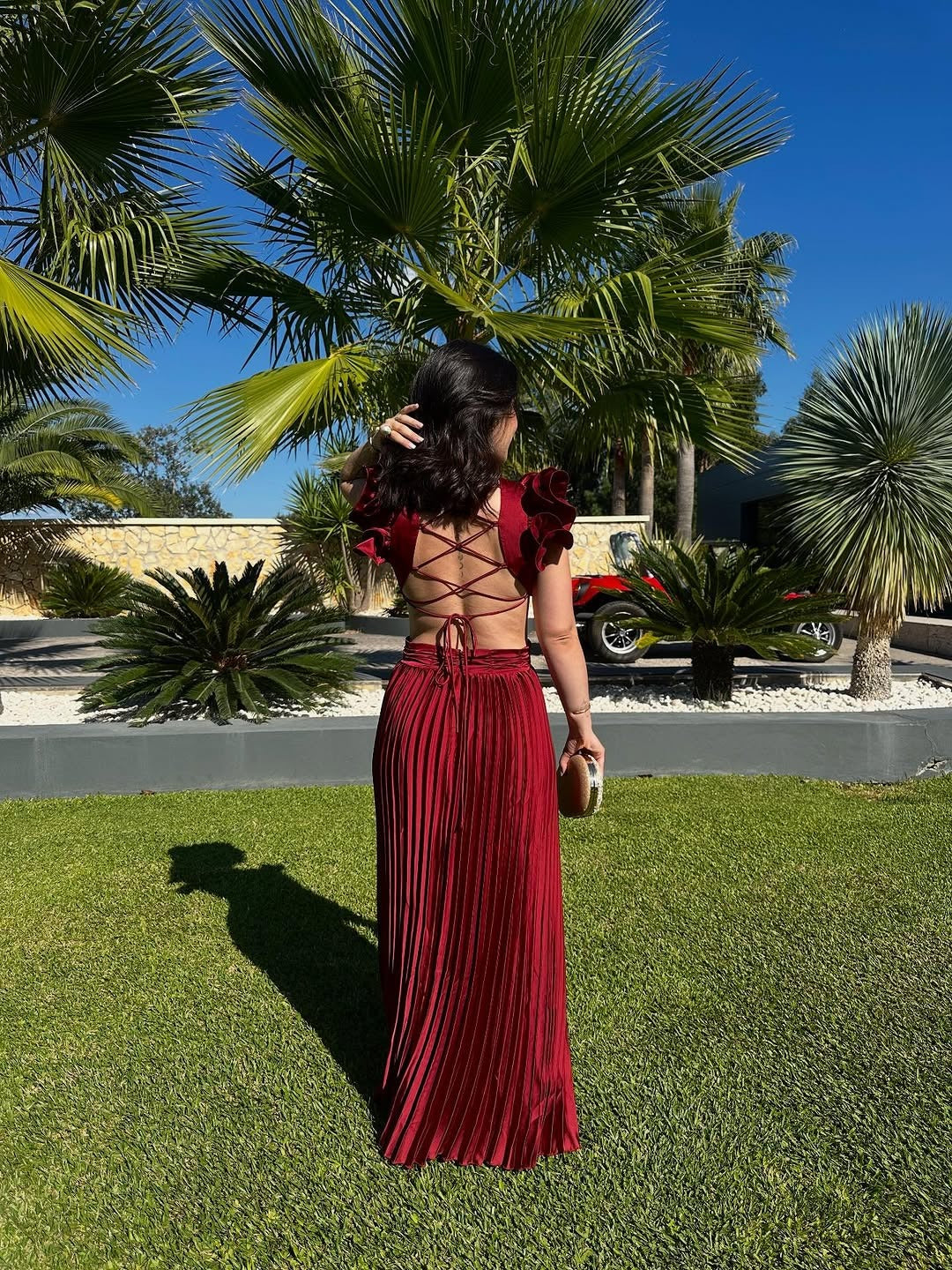 Vestido largo plisado con escote en V y hombros con volantes en color vino