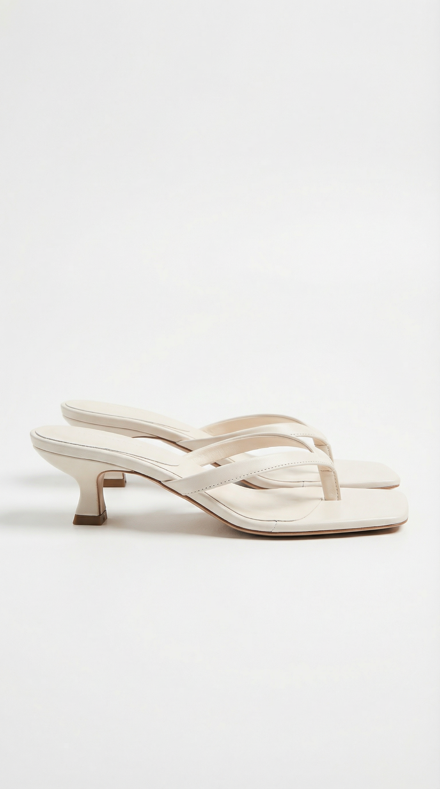 Sandalias Jessica de tiras entre los dedos con tacón bajo – estilo elegante y cómodo