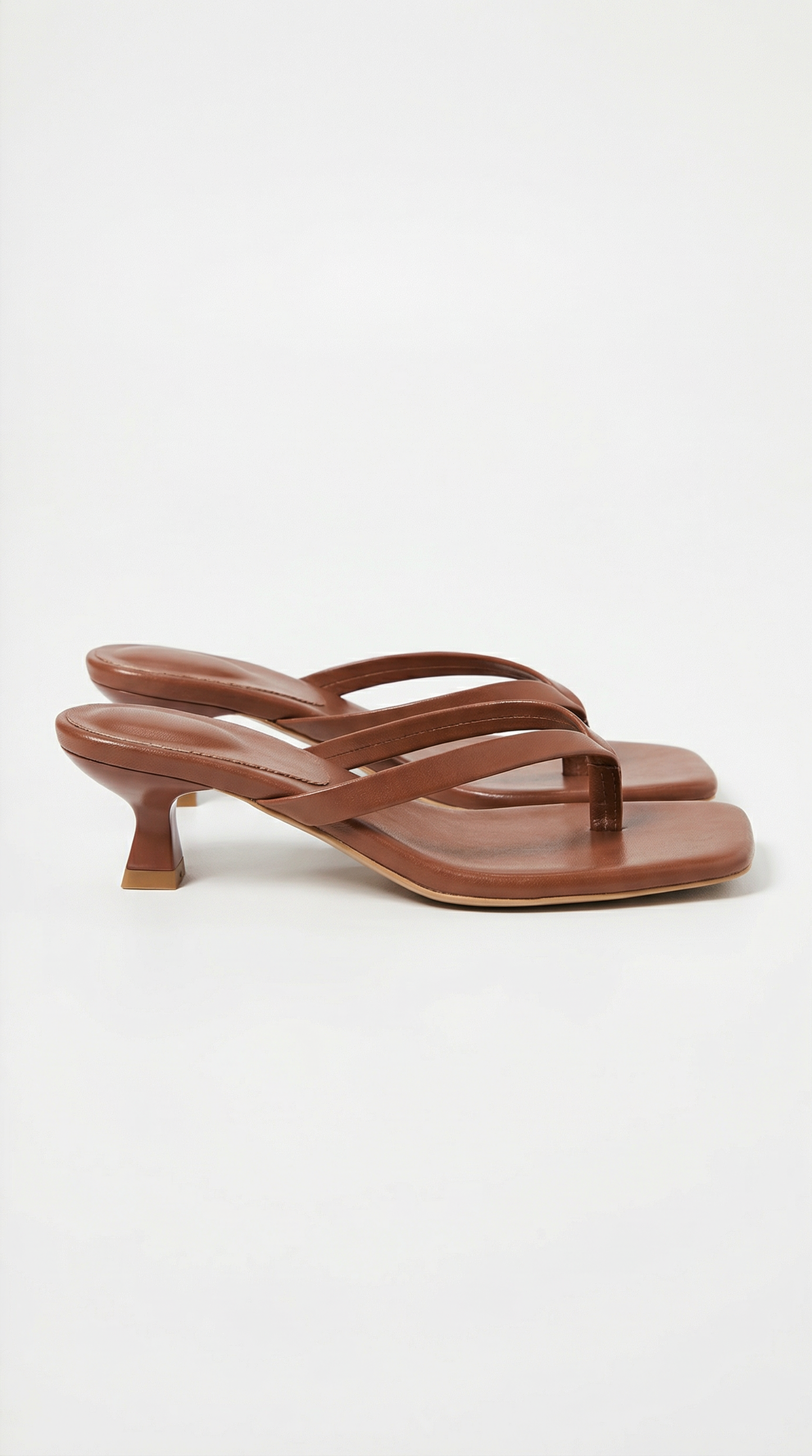 Sandalias Jessica de tiras entre los dedos con tacón bajo – estilo elegante y cómodo