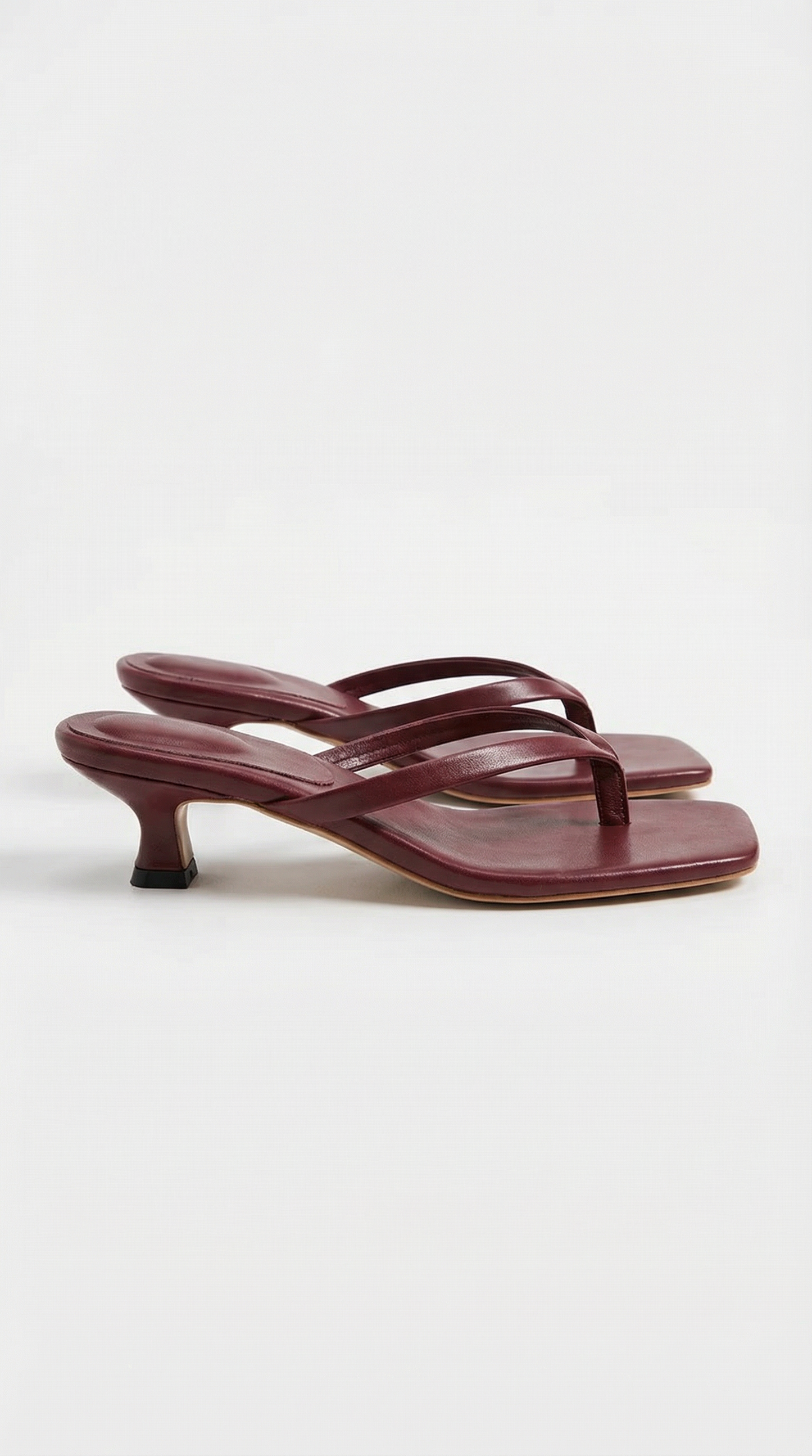 Sandalias Jessica de tiras entre los dedos con tacón bajo – estilo elegante y cómodo