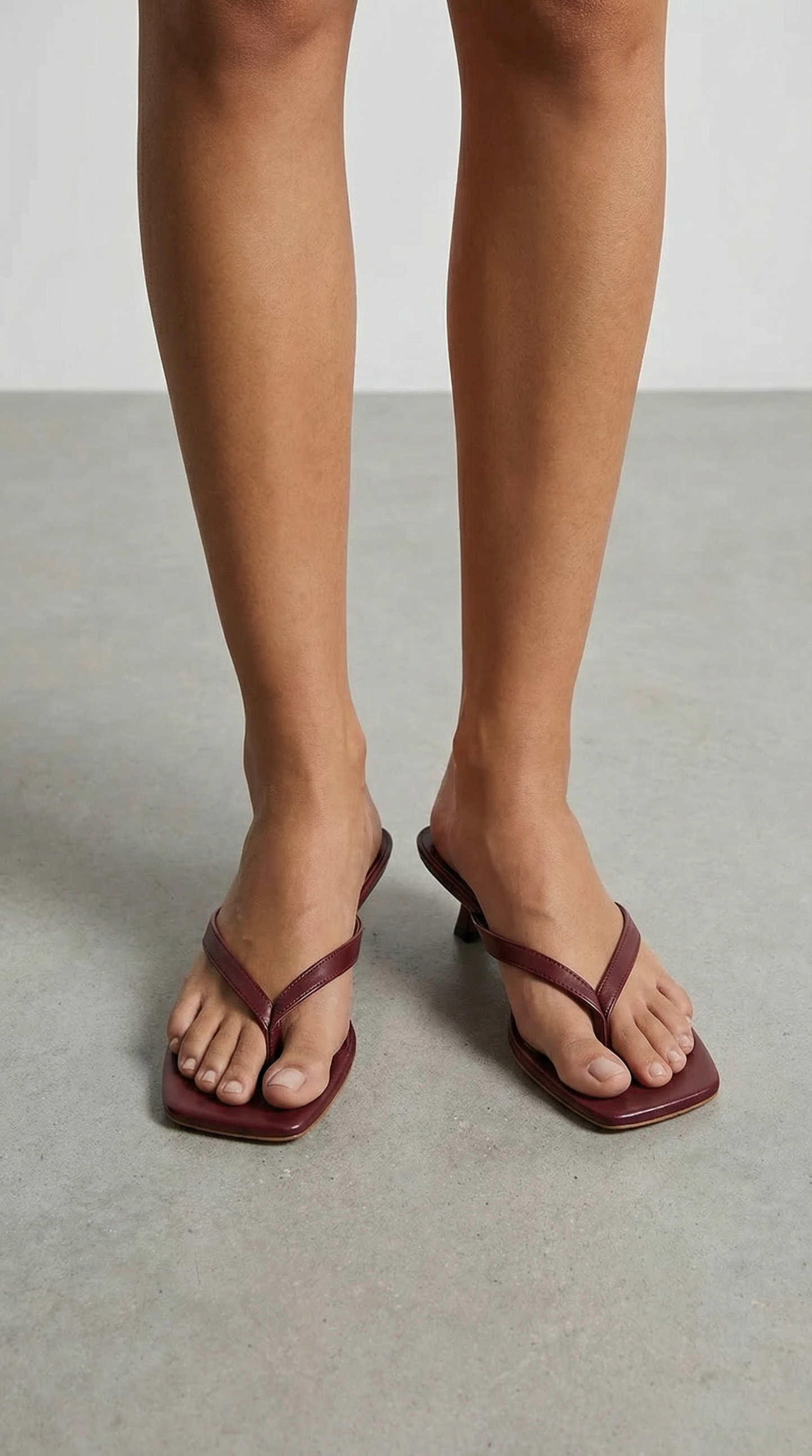 Sandalias Jessica de tiras entre los dedos con tacón bajo – estilo elegante y cómodo