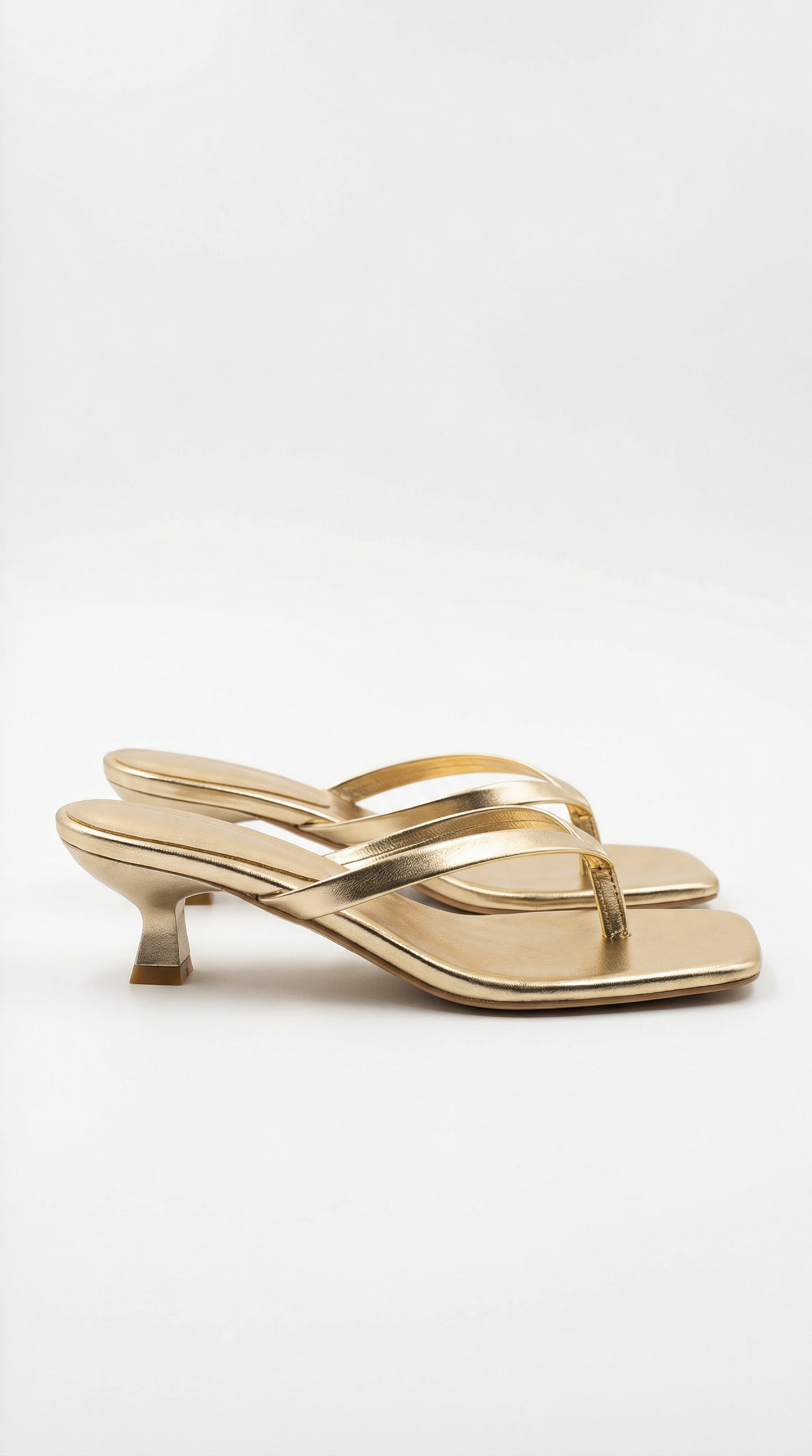 Sandalias Jessica de tiras entre los dedos con tacón bajo – estilo elegante y cómodo
