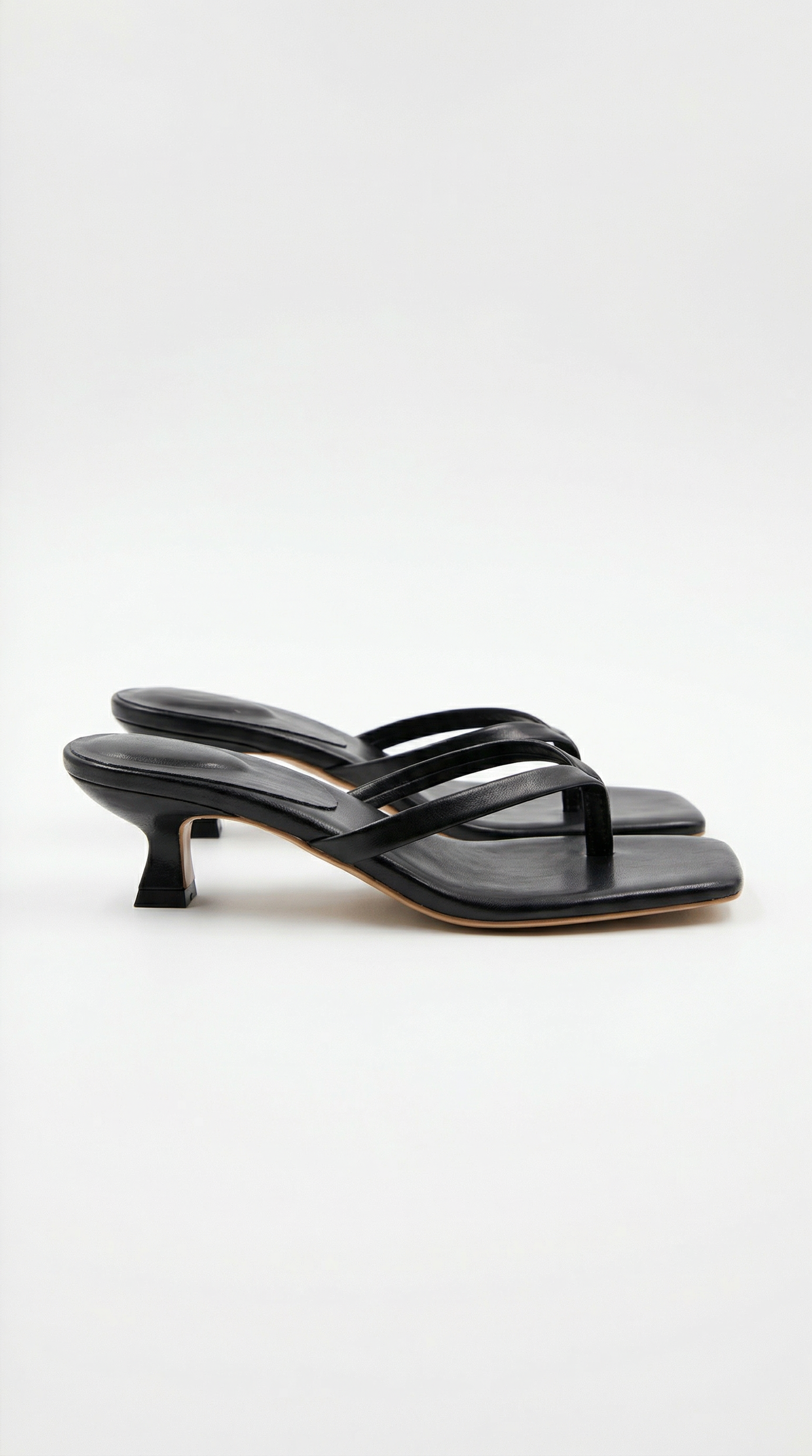 Sandalias Jessica de tiras entre los dedos con tacón bajo – estilo elegante y cómodo