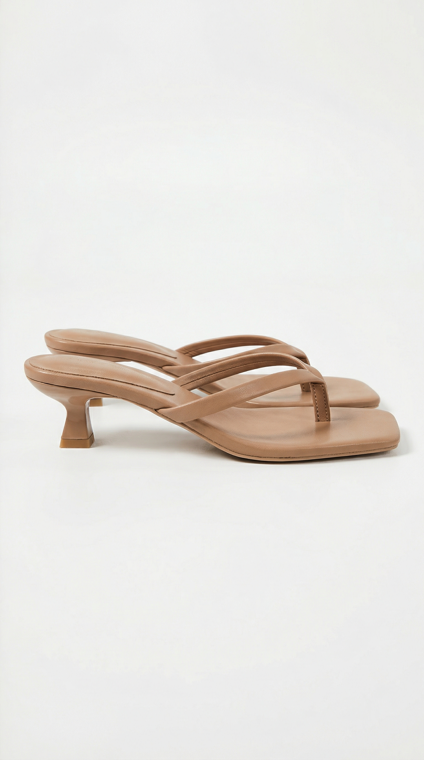 Sandalias Jessica de tiras entre los dedos con tacón bajo – estilo elegante y cómodo