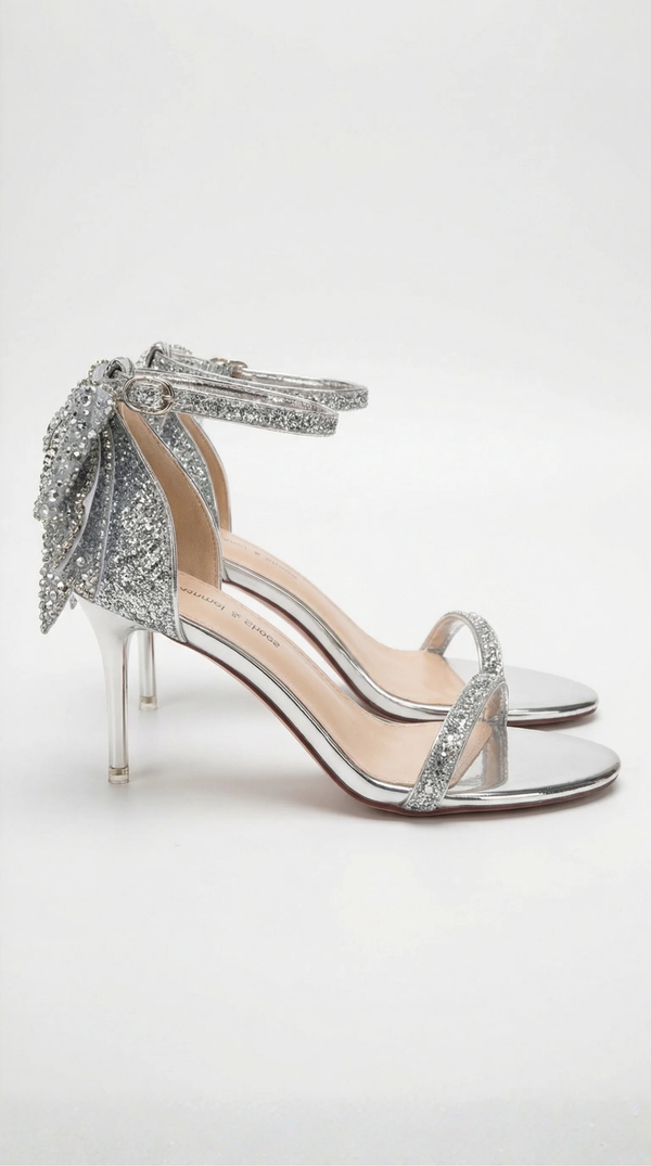 Sandalias de tacón con lazo y pedrería: elegancia y brillo para cualquier ocasión