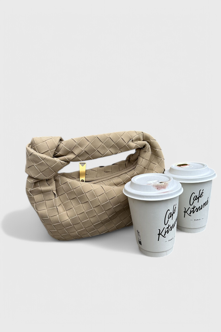 Bolso mini para mujer en marrón elegante, compacto con tejido efecto ante y detalle de nudo
